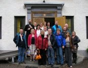 Hér er hópurinn með Alfred Nobel fyrir utan heimili hans á Nóbelssafninu