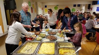 Gengið að kræsingum.