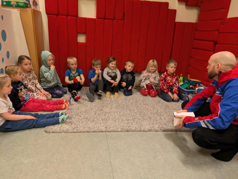 Börnin á Vinakoti fengu heimsókn frá Björgunarsveitinni Núpum