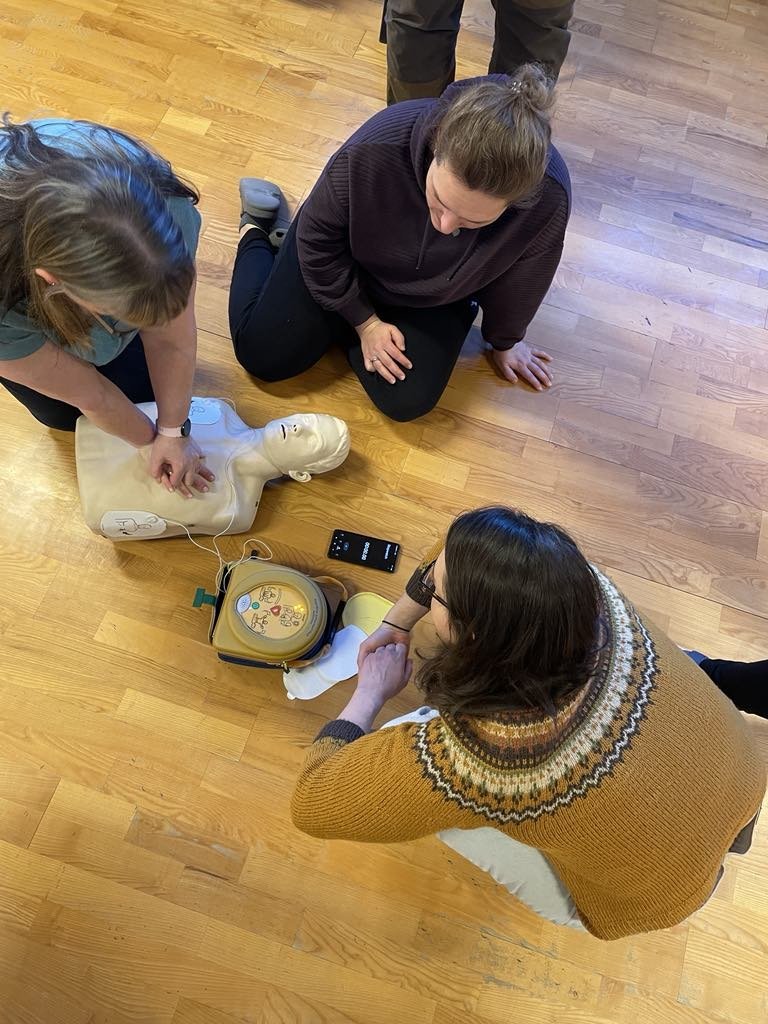 Starfsfólk á skyndihjálparnámskeiði