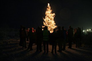 Dansað í­ kringum jólatréð og sungin jólalög