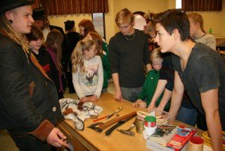 Nemendur skoða verkfærin