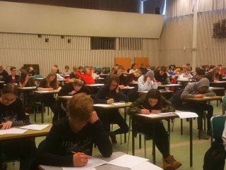 Ásdí­s fyrir miðju í­ ljósri peysu með gráa húfu