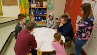 Samþættingarverkefnið, heimurinn. Nemendahópurinn vinnur þvert á aldur og þvert á námsgreinar