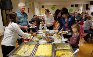 Gengið að kræsingum.