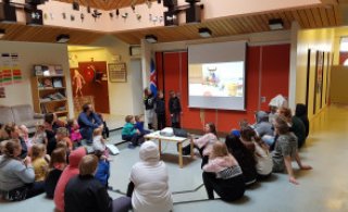 í“hefðbundin skólaslit 13. maí­, tókust prýðilega