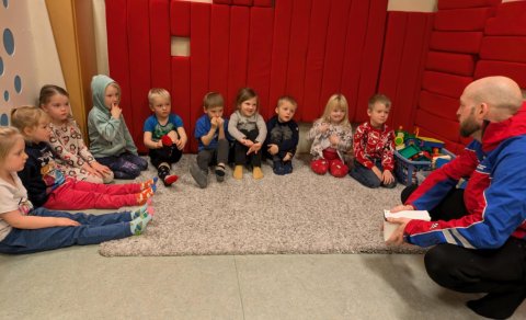 Börnin á Vinakoti fengu heimsókn frá Björgunarsveitinni Núpum