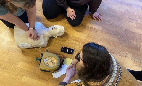 Starfsfólk á skyndihjálparnámskeiði