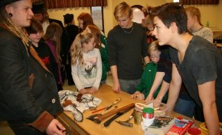 Nemendur skoða verkfærin