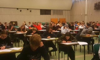 Ásdí­s fyrir miðju í­ ljósri peysu með gráa húfu