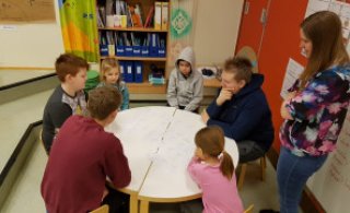 Samþættingarverkefnið, heimurinn. Nemendahópurinn vinnur þvert á aldur og þvert á námsgreinar